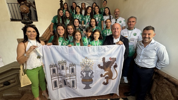 El alcalde Manolo Barón recibe al equipo infantil femenino del Club Balon